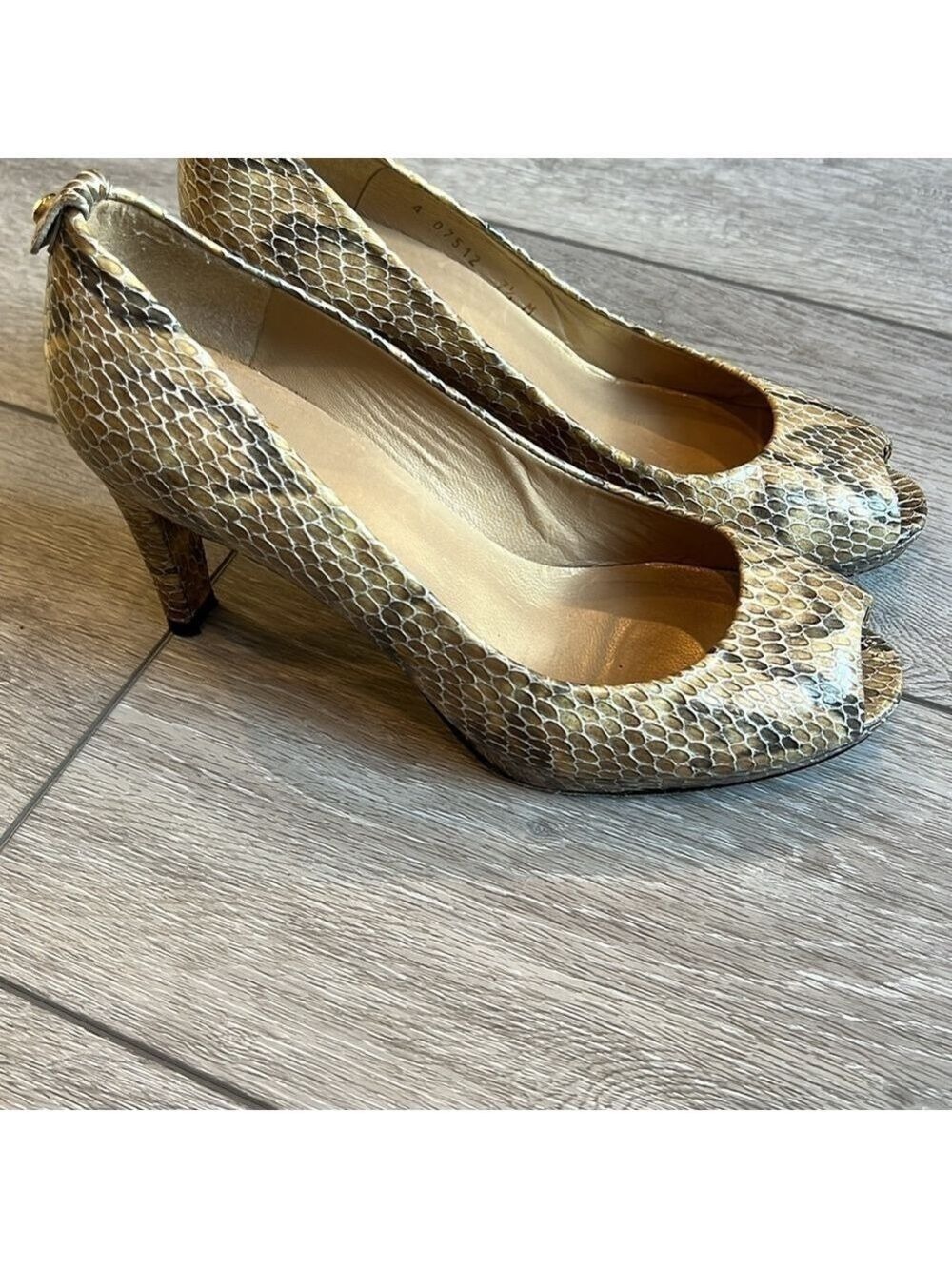 Stuart Weitzman animal print snakeskin neutral peep toe pump heel size 7.5 - Picture 3 of 10